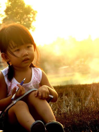 Cát Tường trông giống một nhà văn tí hon quá!