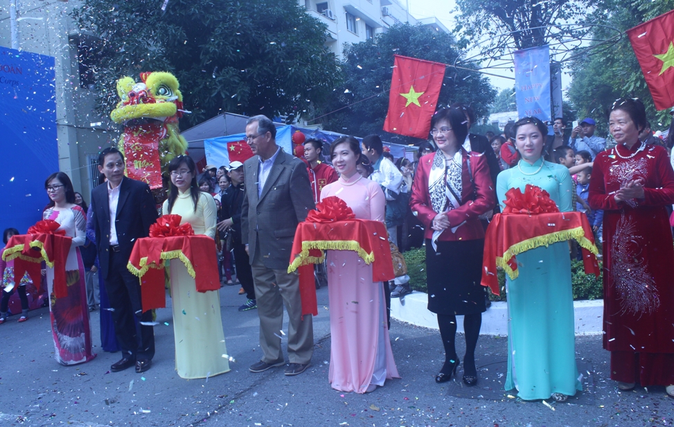 Cắt băng kh&aacute;nh th&agrave;nh hội chợ