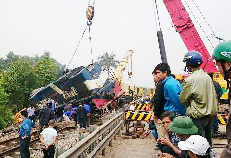 Tông xe tải đi trăm mét, đầu tàu hỏa bật khỏi đường ray