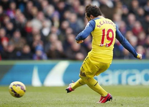 Cazorla mở tỉ số cho Arsenal từ chấm 11m
