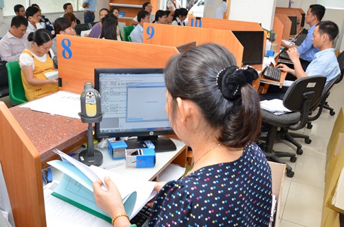 C&aacute;n bộ Cục Thuế TP HCM đang l&agrave;m việc. Ảnh: Tấn Thạnh