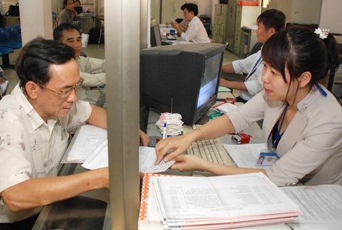 C&aacute;n bộ UBND quận T&acirc;n B&igrave;nh - TP HCM giải quyết thủ tục h&agrave;nh ch&iacute;nh cho người d&acirc;n. Ảnh: Tấn Thạnh