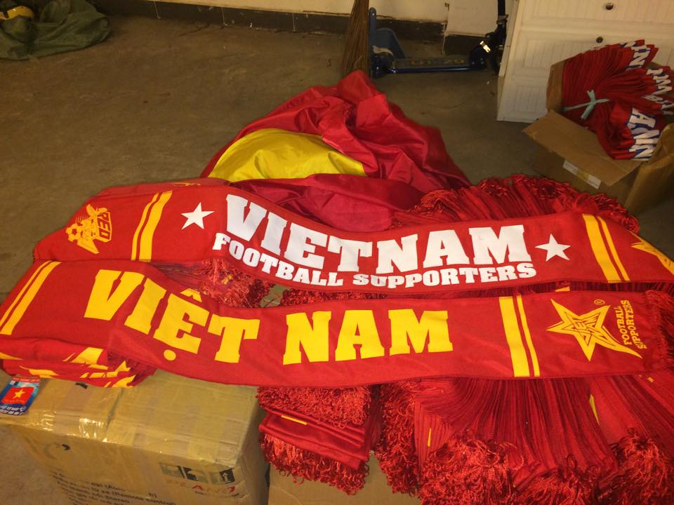 Những chiếc khăn này sẽ góp phần mhuộm đỏ SVĐ Shah Alam tối 27-3