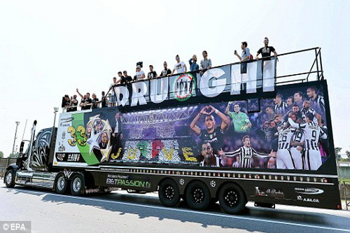 CĐV Juventus chạy xe 900km đến Berlin cổ vũ đội nh&agrave;