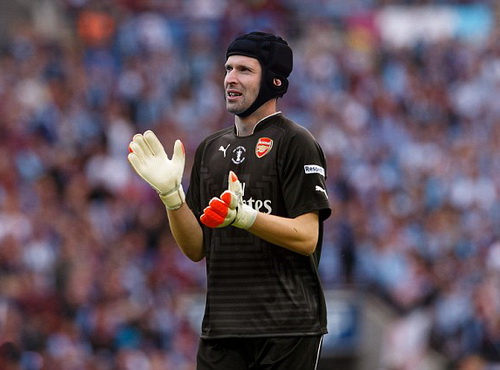 Bao giờ Cech kho&aacute;c l&ecirc;n người chiếc &aacute;o đấu Ph&aacute;o thủ?