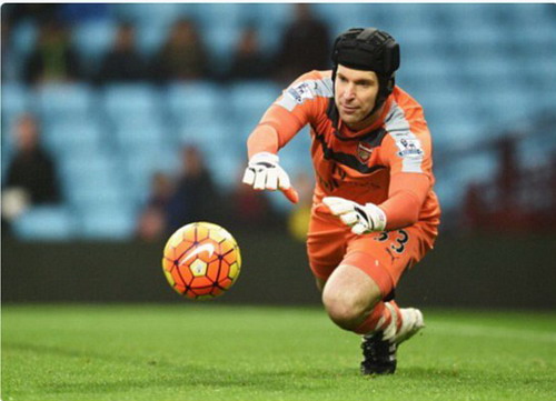 “Người nhện” Petr Cech lập kỷ lục, Arsenal lên ngôi đầu