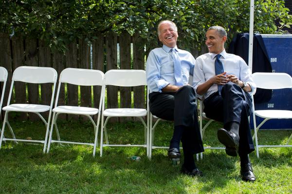 Ph&oacute; Tổng thống Joe Biden (tr&aacute;i) l&agrave; một trong những người ch&agrave;o đ&oacute;n &ocirc;ng Obama gia nhập mạng x&atilde; hội Twitter. Ảnh: Twitter