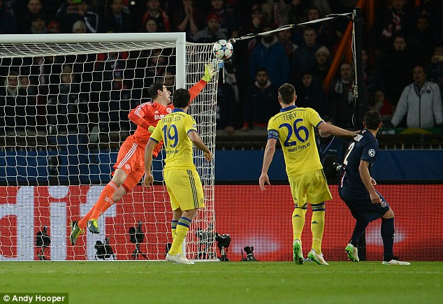 Courtois từ chối bàn thắng của Cavani