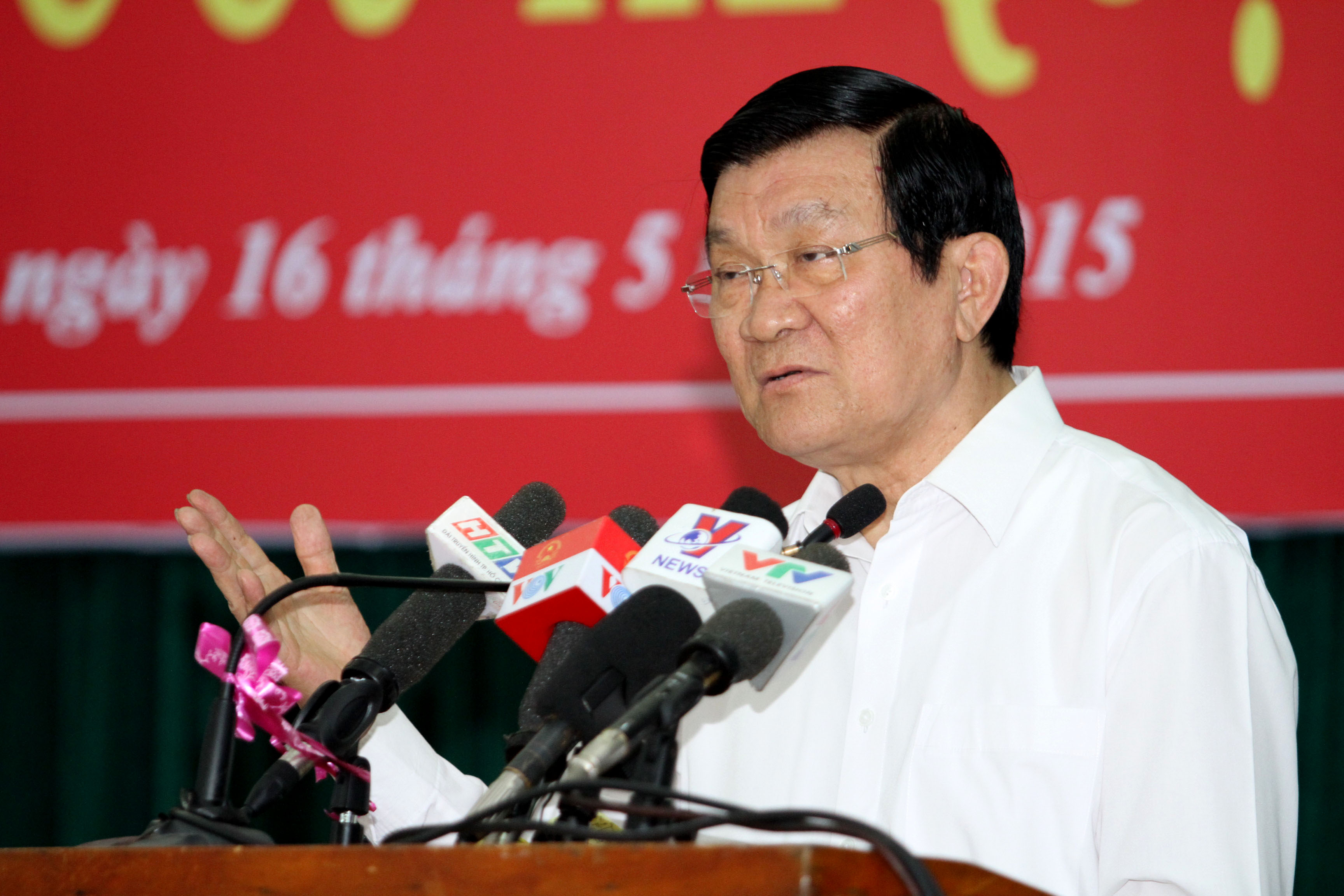 Chủ tịch nước Trương Tấn Sang khẳng định c&aacute;n bộ đất v&agrave; đ&ocirc; la l&agrave; c&oacute; thật