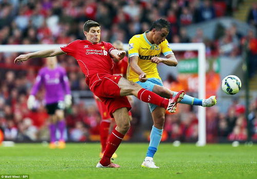 Gerrard tranh bóng với Chamakh