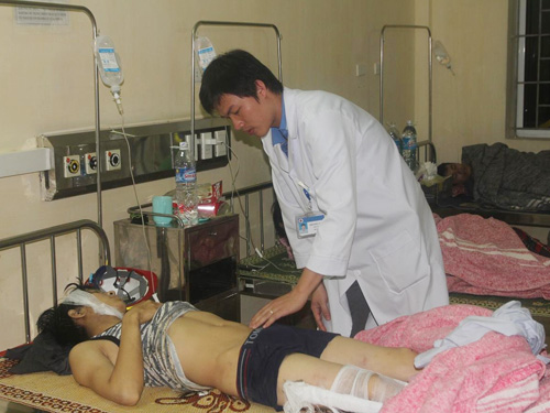 Một c&ocirc;ng nh&acirc;n bị thương trong vụ sập gi&agrave;n gi&aacute;o Formosa đang được điều trị tại Bệnh viện đa khoa tỉnh H&agrave; Tĩnh