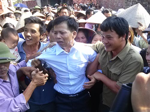 &Ocirc;ng Nguyễn Thanh Chấn (giữa, ở Bắc Giang) được tuy&ecirc;n v&ocirc; tội sau khi ngồi t&ugrave; oan 10 năm Ảnh: NGUYỄN QUYẾT