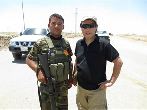 Haruna Yukawa chụp h&igrave;nh kỷ niệm với l&iacute;nh Iraq Ảnh: FACEBOOK CỦA YUKAWA
