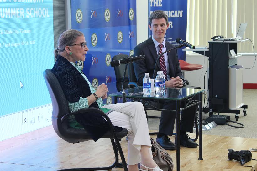 Ph&oacute; Ch&aacute;nh &aacute;n T&ograve;a &aacute;n Tối cao Mỹ Ruth Bader Ginsburg (tr&aacute;i) tại buổi giao lưu. Ảnh: Thu Hằng