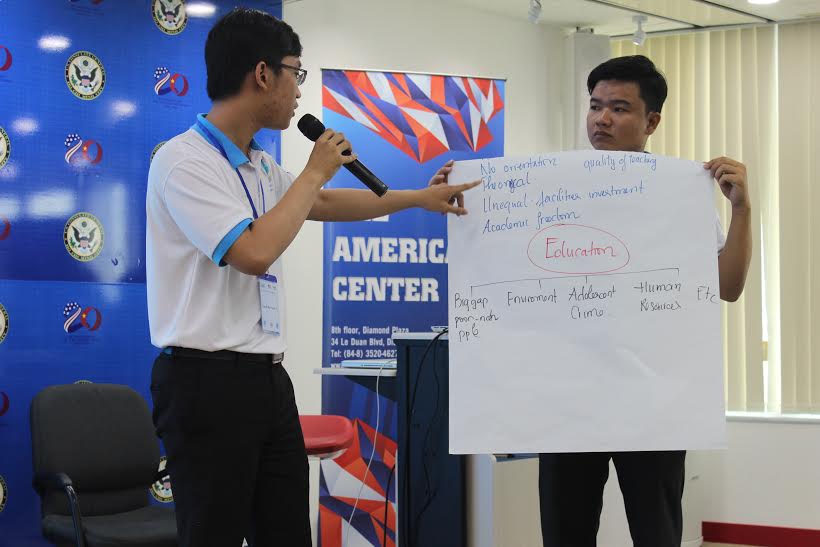 Chủ đề gi&aacute;o dục được nhiều bạn trẻ quan t&acirc;m. Ảnh: Thu Hằng