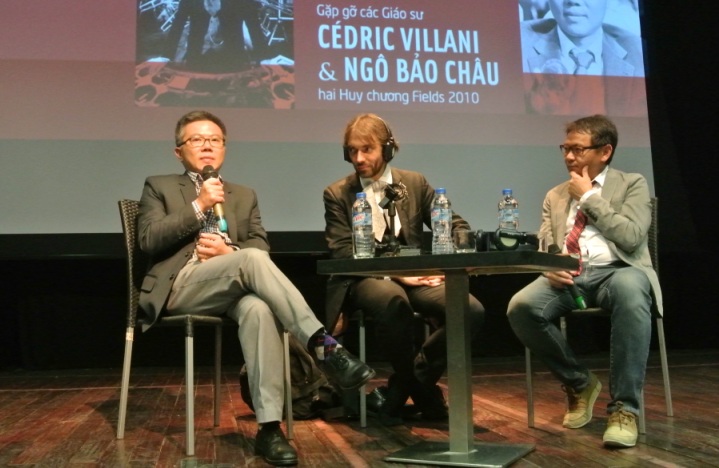 Từ tr&aacute;i qua: GS Ng&ocirc; Bảo Ch&acirc;u, GS C&eacute;dric Villani, GS