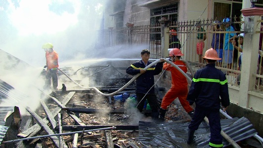 Cháy lan thiêu rụi 3 căn nhà, bé 9 tuổi tử vong