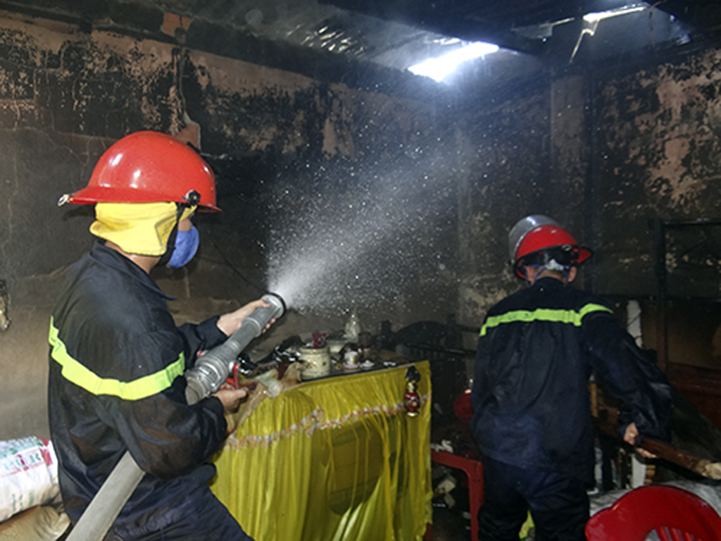 C&aacute;c chiến sĩ chữa ch&aacute;y t&iacute;ch cực dập lửa
