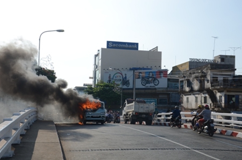 Xe 7 chỗ cháy ngay trên cầu