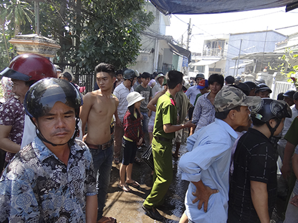 Nhiều người d&acirc;n đến theo d&otilde;i c&ocirc;ng t&aacute;c chữa ch&aacute;y