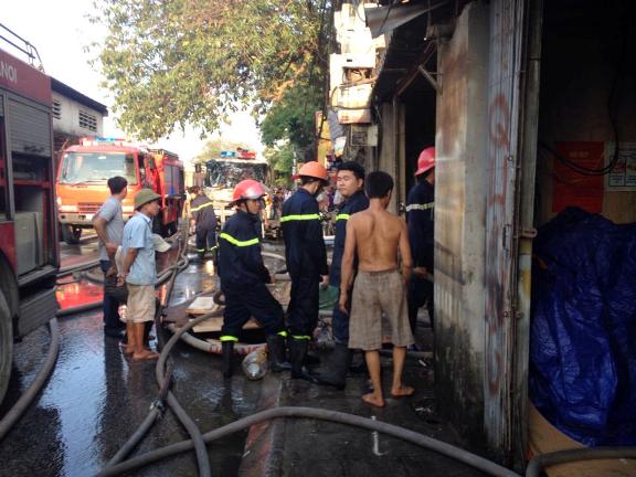 H&agrave;ng trăm chiến sĩ chữa ch&aacute;y tham gia chữa ch&aacute;y