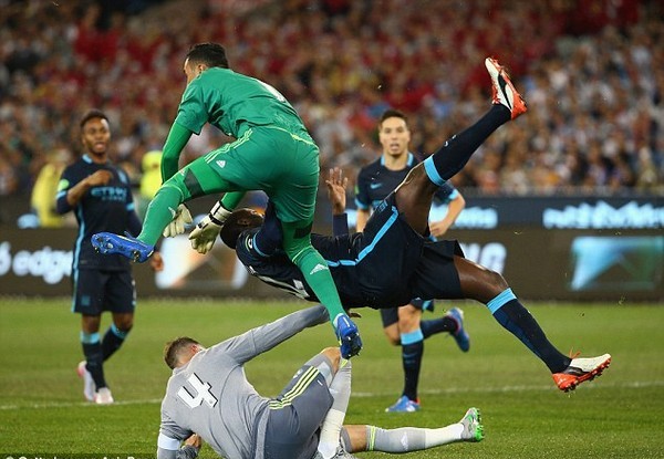 Toure va chạm mạnh với Navas