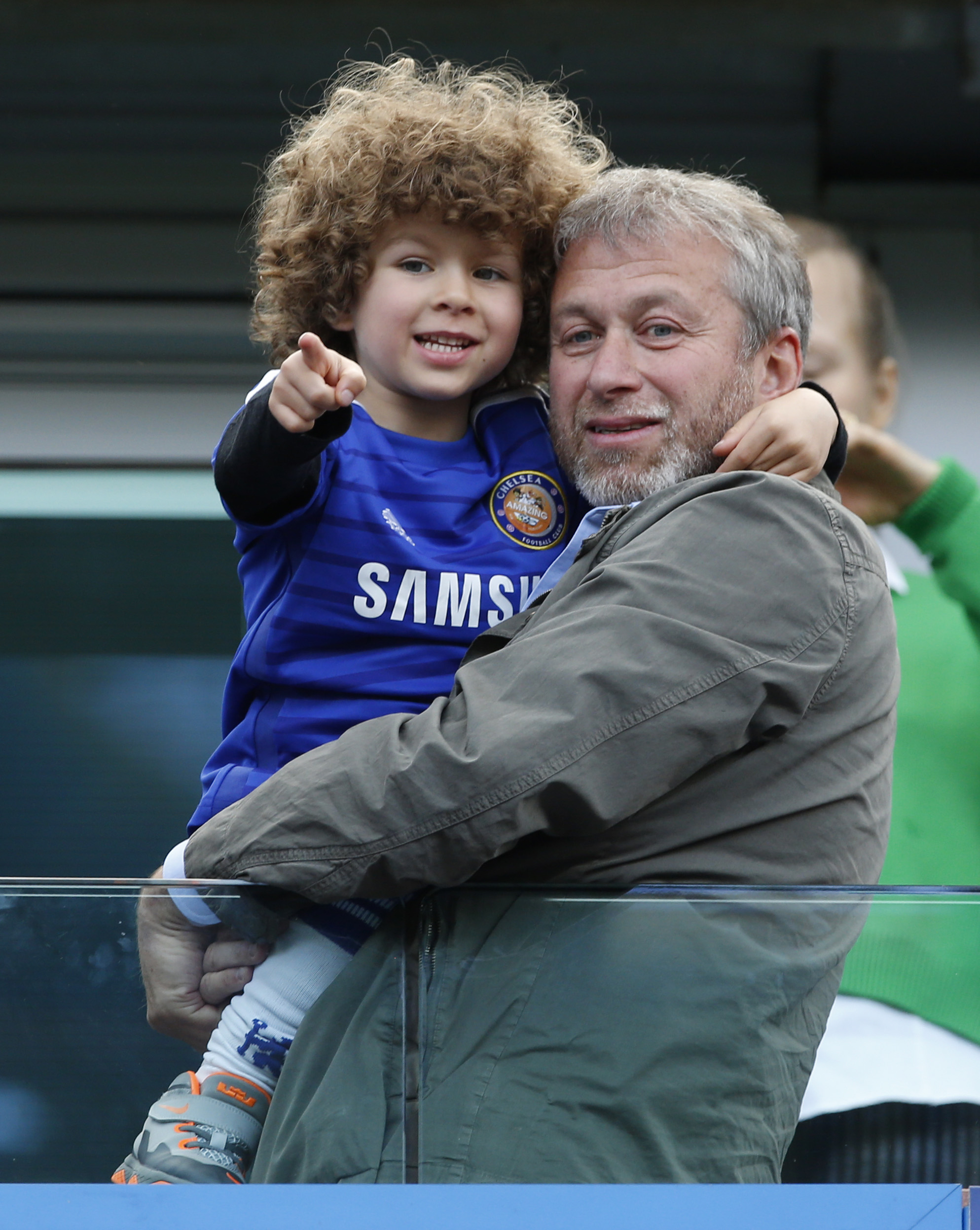 &Ocirc;ng Abramovich ăn mừng với cậu con trai Aaron