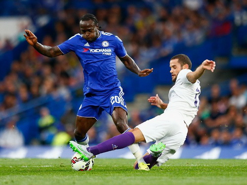 Victor Moses tranh b&oacute;ng với đối phương