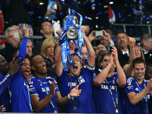 Chiếc c&uacute;p của chặng đường mới trong sự nghiệp của John Terry