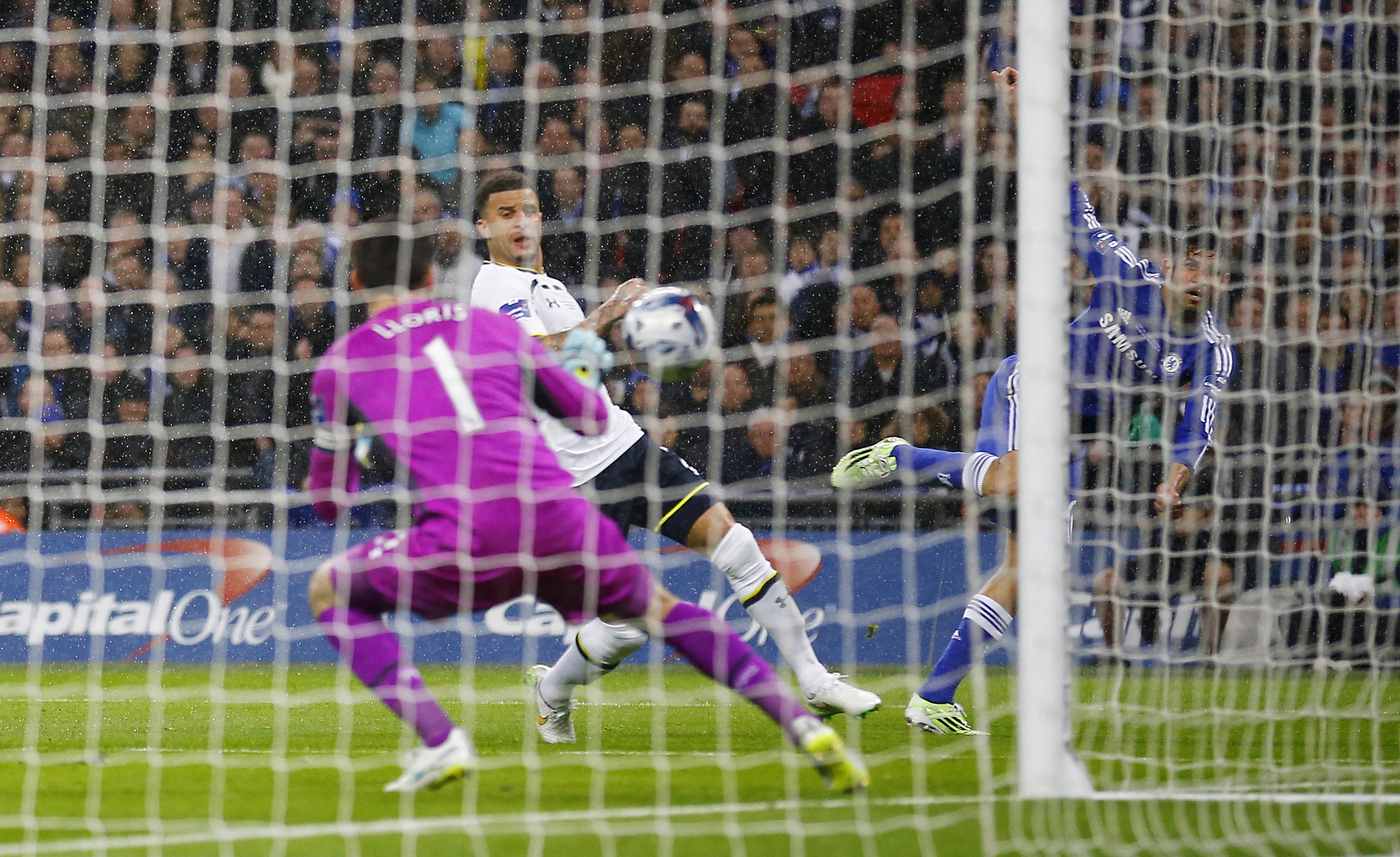 Thủ m&ocirc;n Lloris tiếp tục b&oacute; tay ở b&agrave;n thua thứ hai khi Diego Costa s&uacute;t b&oacute;ng chạm ch&acirc;n Walker v&agrave;o lưới