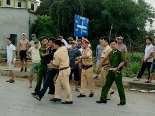 Bị dừng xe vì không đội mũ bảo hiểm, cầm dao chém CSGT