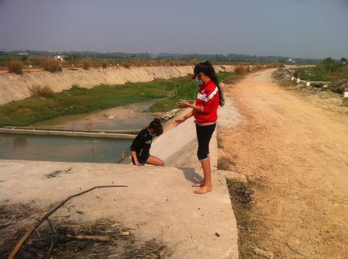Đi bắt ốc, 2 học sinh chết đuối trong kênh thoát nước
