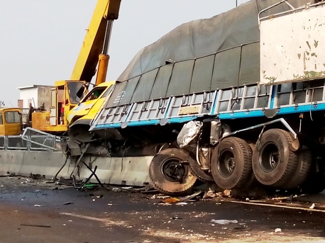 Phần đầu và thân chiếc xe nát bét, nằm ăn vạ trên dải phân cách