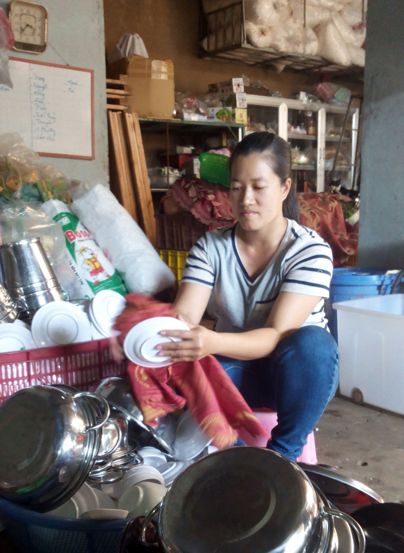 Ch&igrave; Ho&agrave;ng với c&ocirc;ng việc h&agrave;ng ng&agrave;y