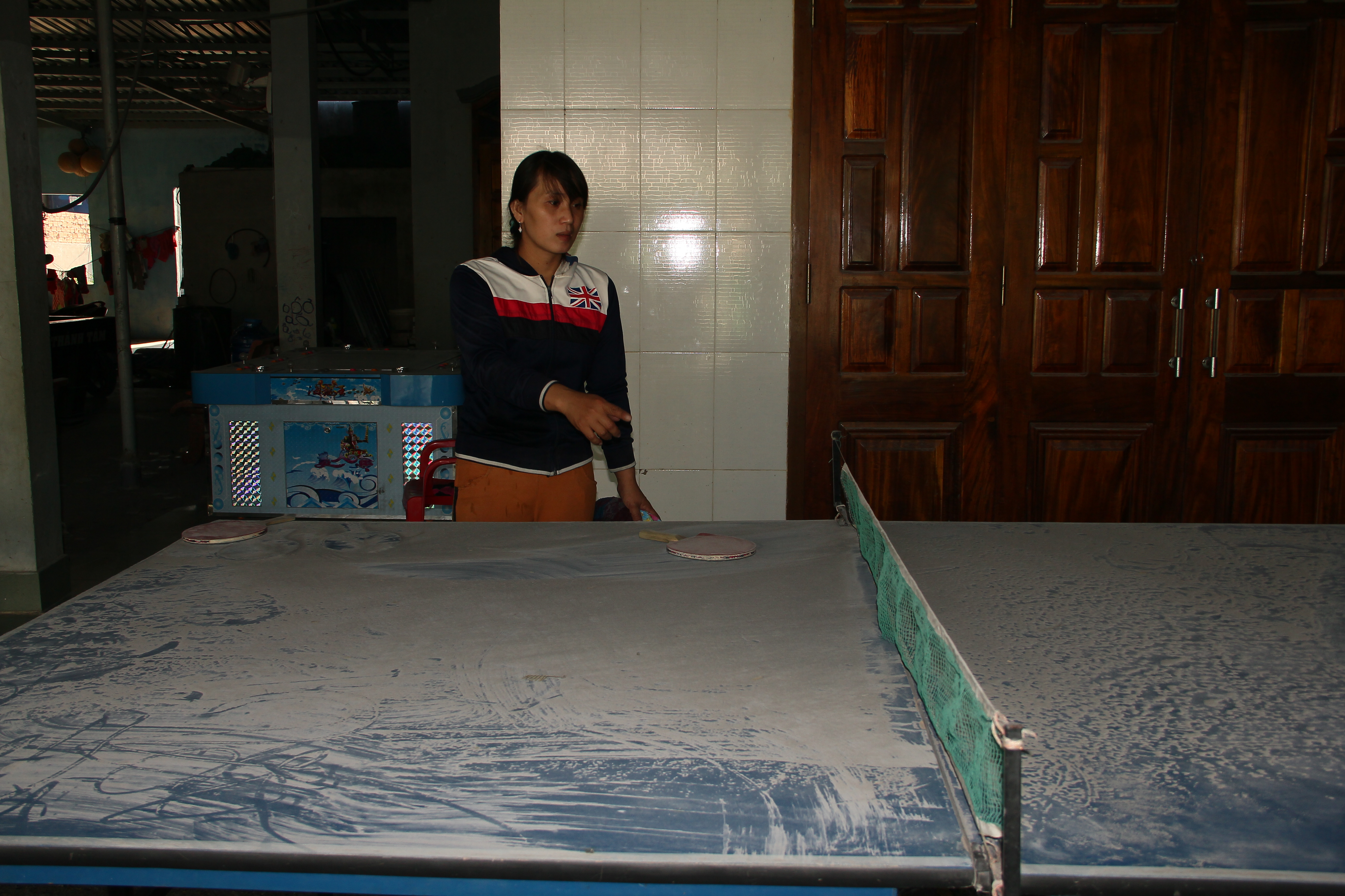 Nhà chị Lê Thị Sen bị bụi xỉ bám làm ảnh hưởng đến việc làm ăn