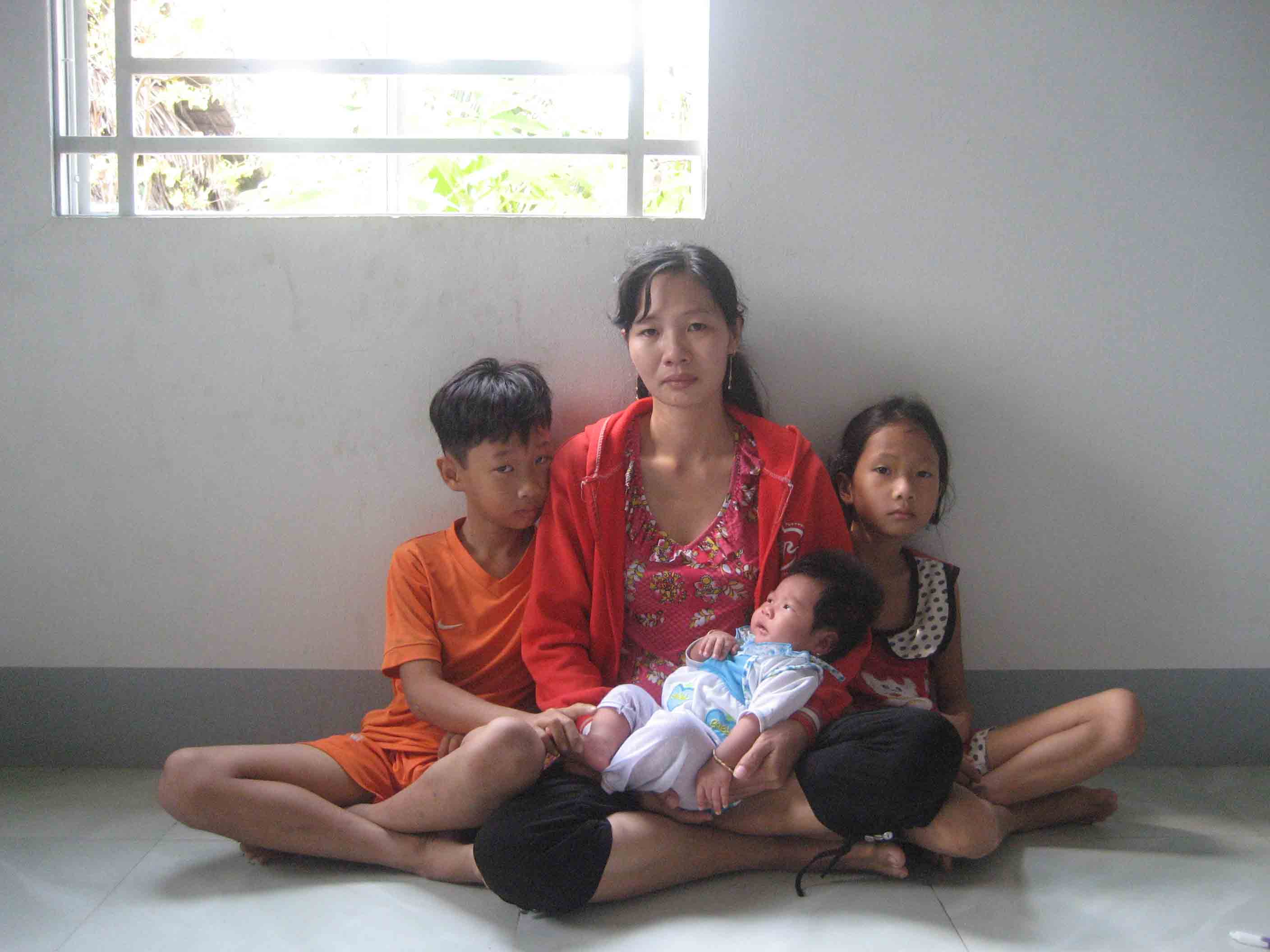 Chị T&iacute;m thẫn thờ b&ecirc;n 3 đứa con thơ kể từ ng&agrave;y chồng bị bắt giam