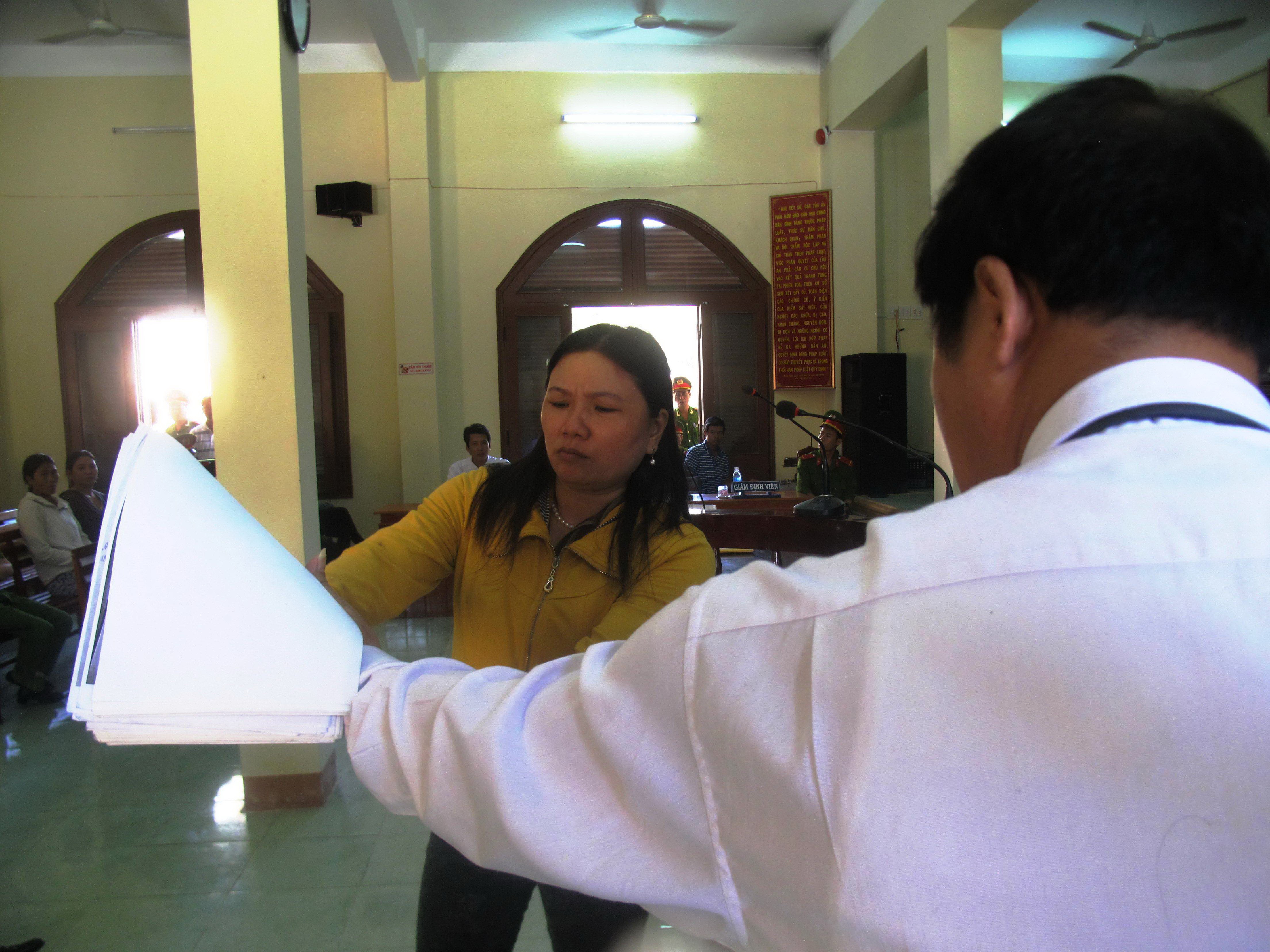 Chị Tuyết v&agrave; LS Thắng đang tr&igrave;nh b&agrave;y c&aacute;c băng ảnh n&oacute;i đến nhiều vết thương chưa được ph&aacute;p y l&agrave;m r&otilde;