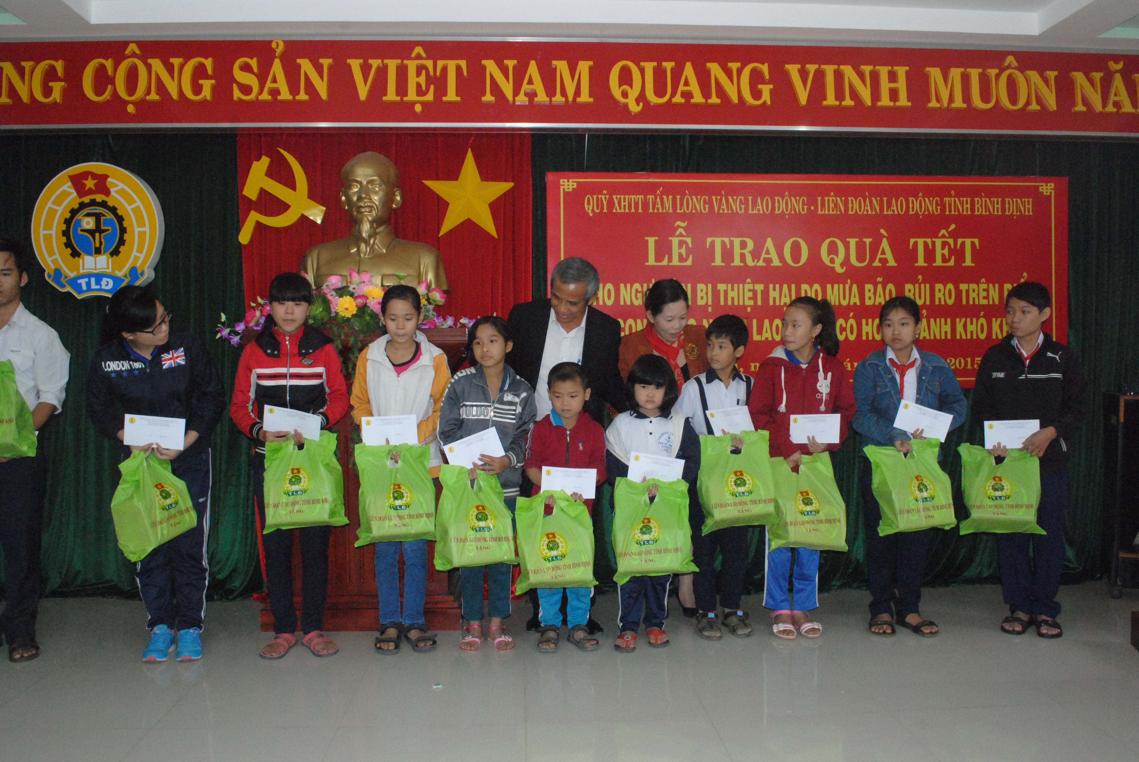 Chủ tịch Tổng LĐLĐ Việt Nam Đặng Ngọc Tùng chia vui với con công nhân nghèo tỉnh Bình Định