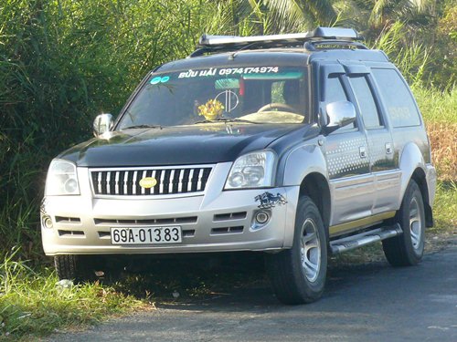 Chiếc ô tô gây tai nạn bị người dân vây bắt