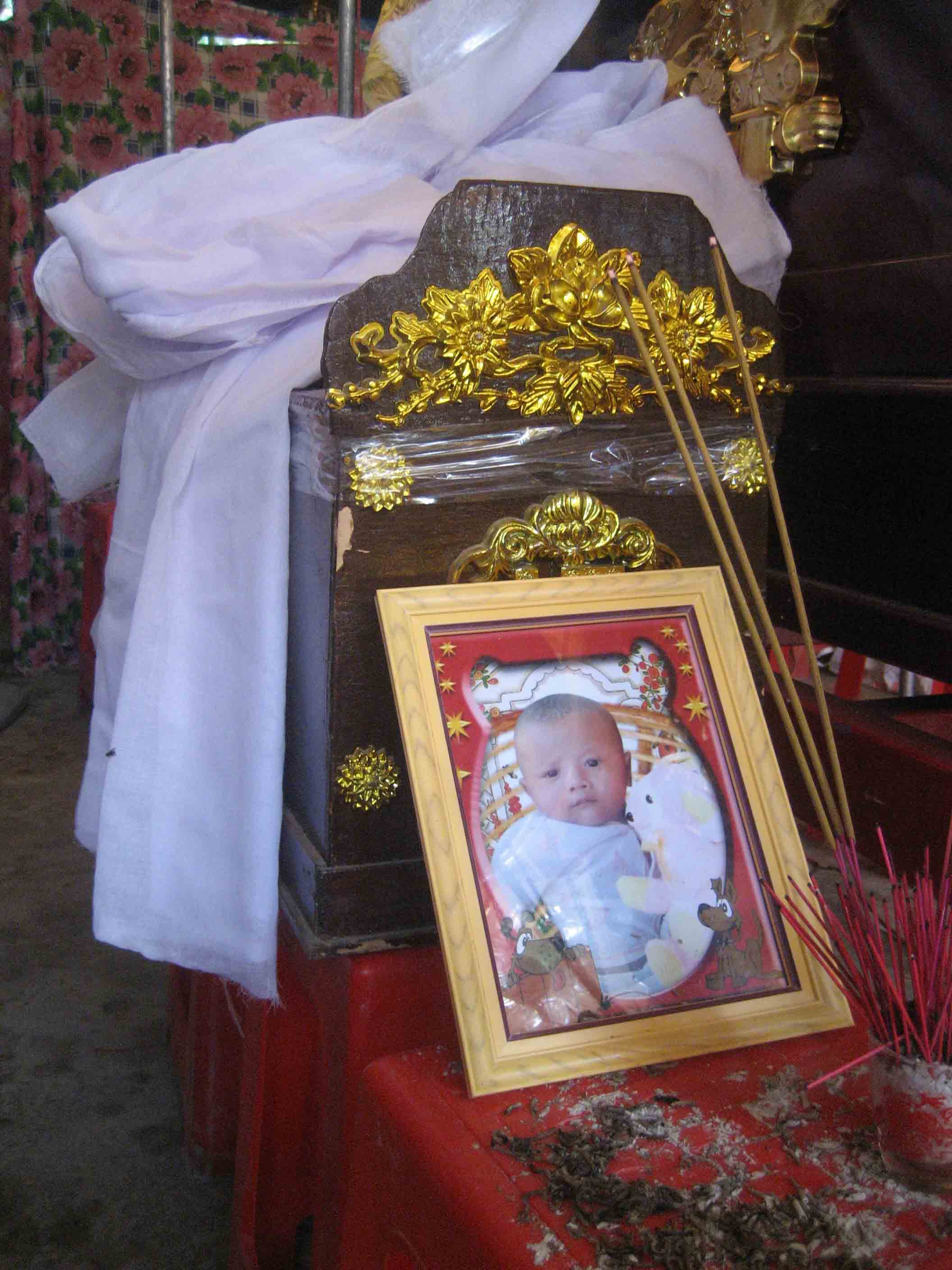 Chiếc quan t&agrave;i b&eacute; x&iacute;u của b&eacute; Sang được đặt b&ecirc;n cạnh quan t&agrave;i &ocirc;ng Long