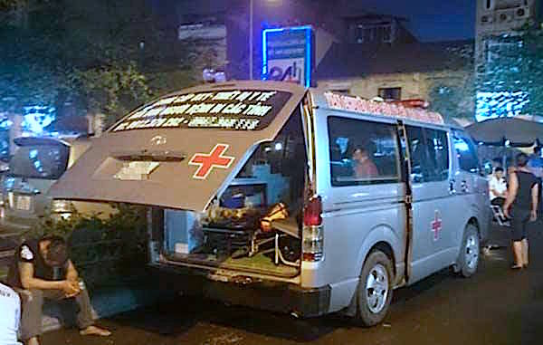 Chiếc xe cứu thương bị 3 đối tượng h&agrave;nh hung