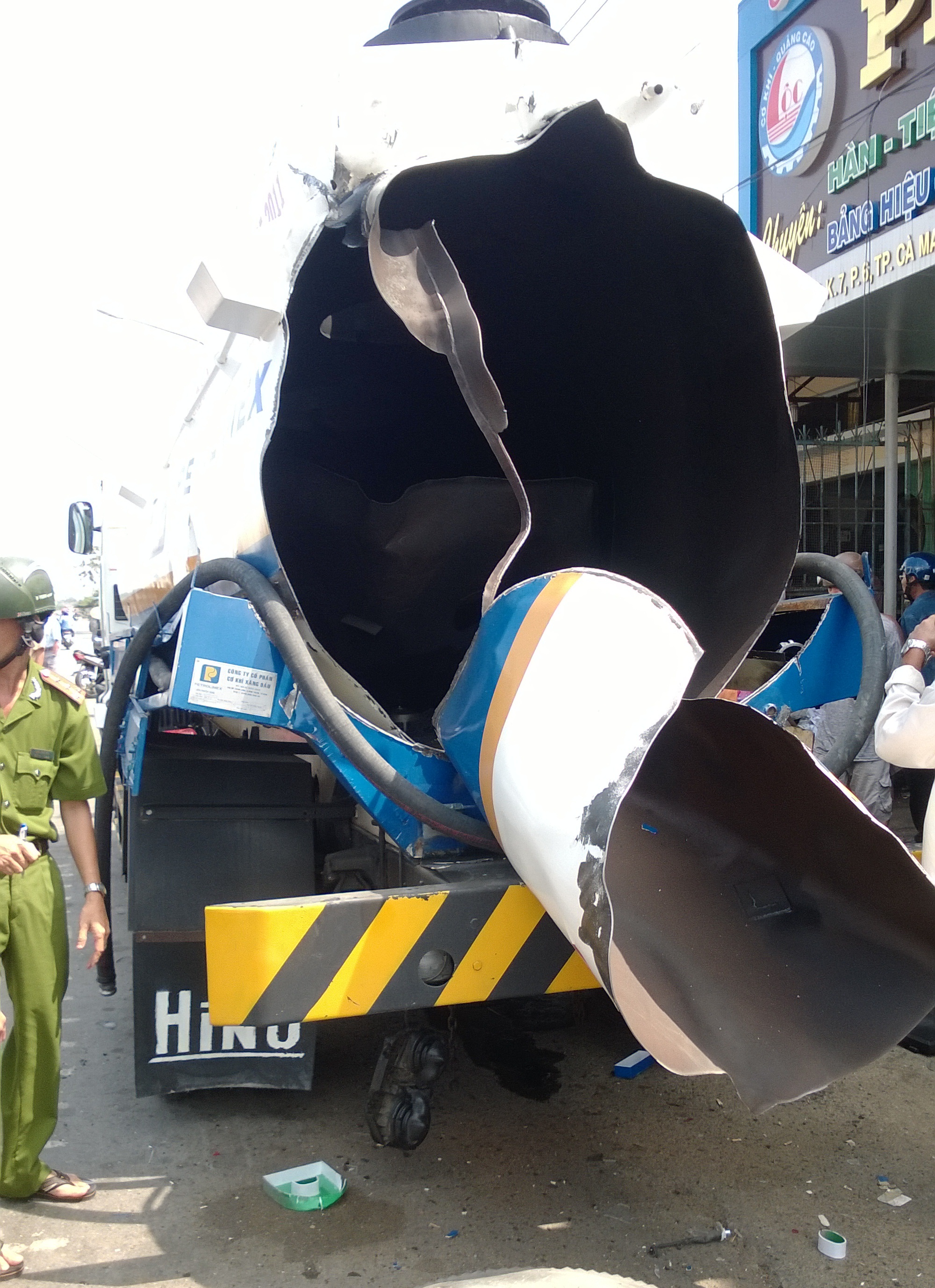Chiếc bồn vỡ tung sau vụ nổ