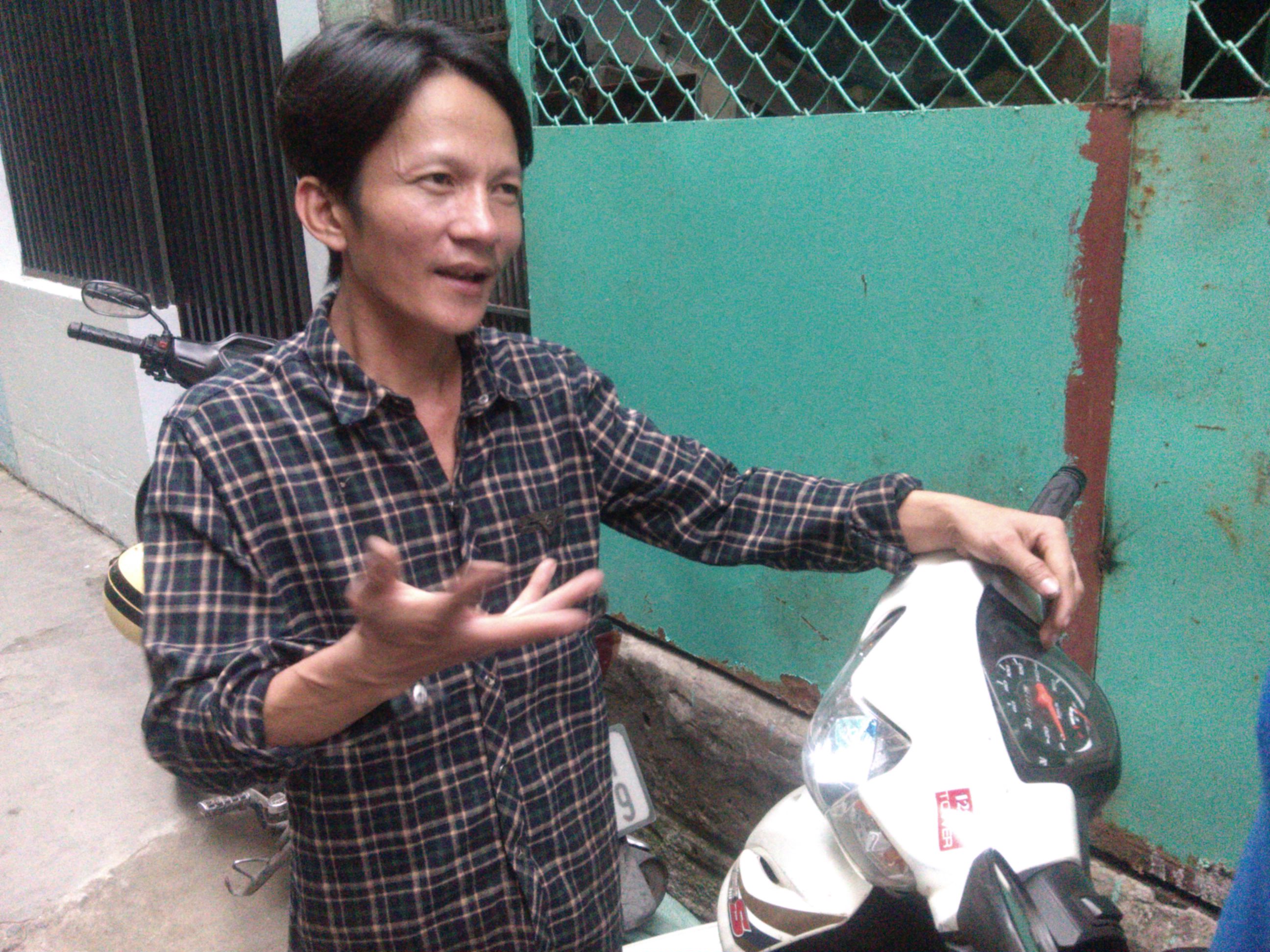 Chồng chị Hồng đang chờ thông tin từ vợ