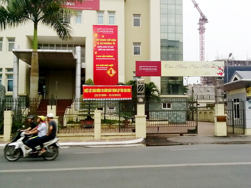 Đột nhập ngân hàng, bóp cổ giám đốc đòi mở két tiền