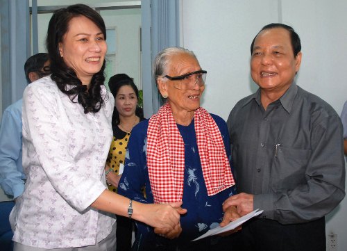 B&iacute; thư Th&agrave;nh ủy TP HCM L&ecirc; Thanh Hải v&agrave; l&atilde;nh đạo LĐLĐ TP HCM thăm hỏi gia đ&igrave;nh ch&iacute;nh s&aacute;ch