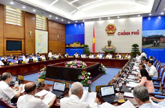 Ch&iacute;nh phủ sẽ xem x&eacute;t, quyết định việc điều chỉnh mức lương tối thiểu v&ugrave;ng năm 2016