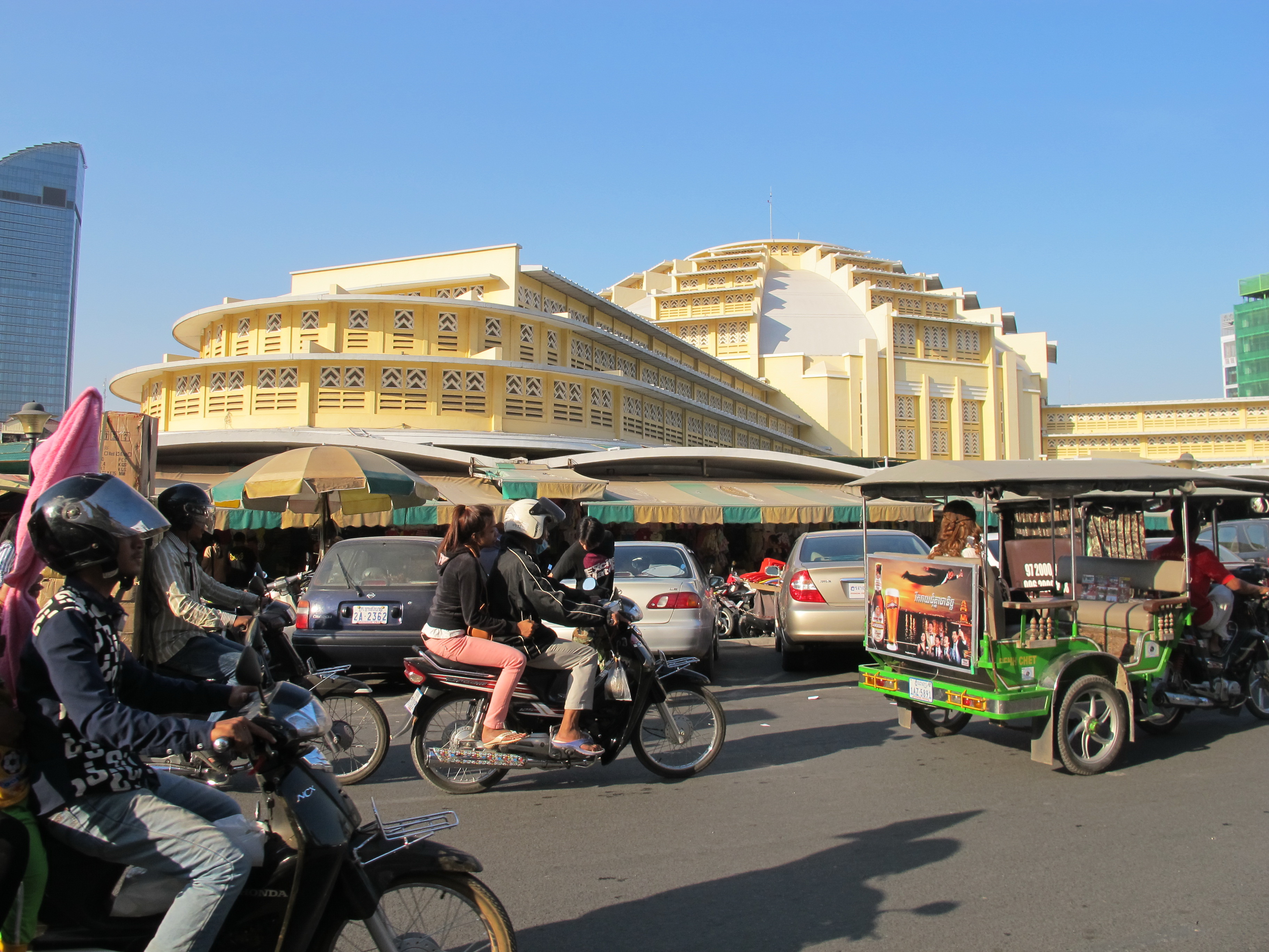 Chợ Mới nằm cạnh khu trung t&acirc;m mua sắm Sorya v&agrave; nhiều địa điểm du lịch