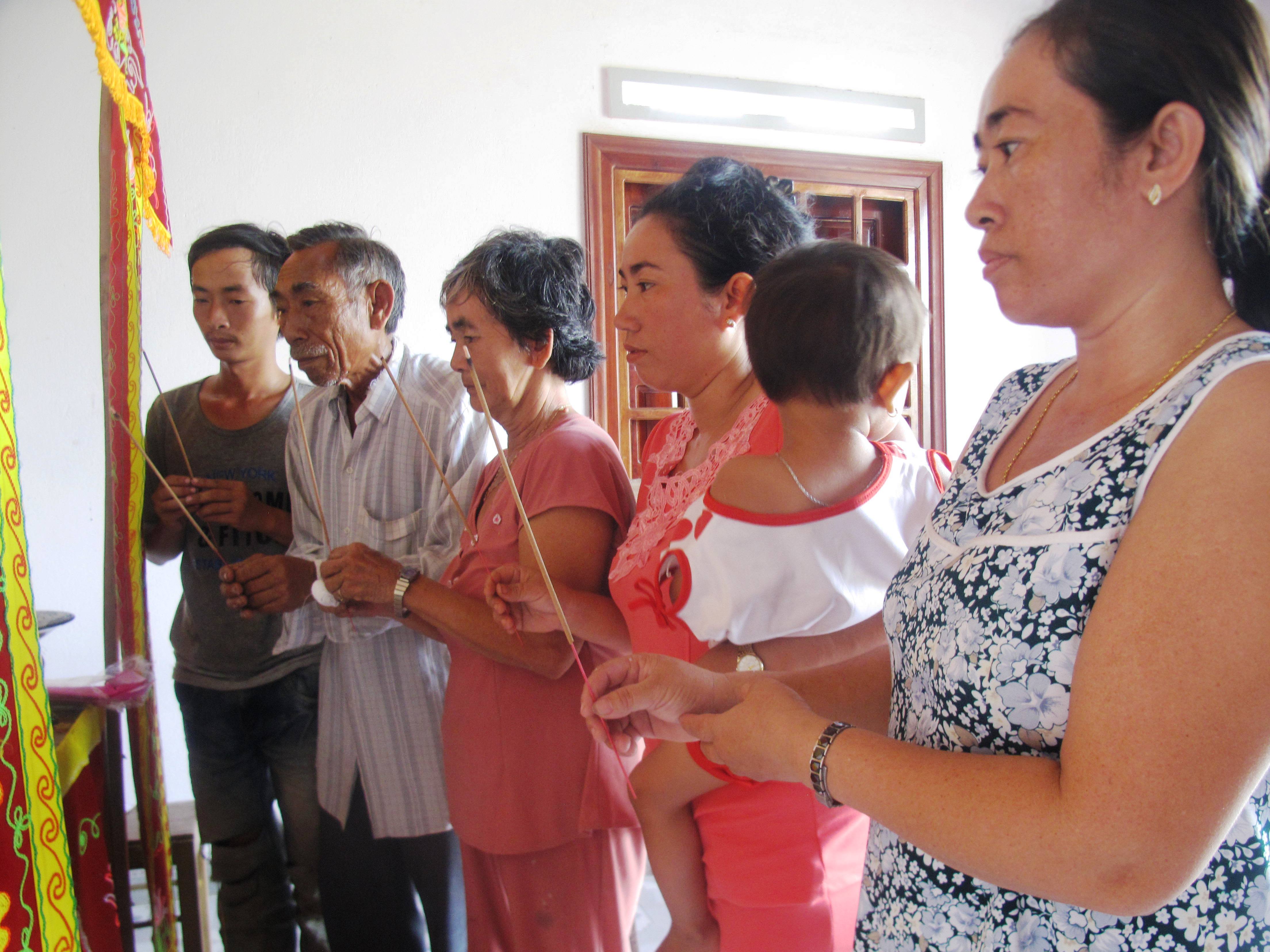 Người nh&agrave; thắp nhang cho Huỳnh Xu&acirc;n Điền