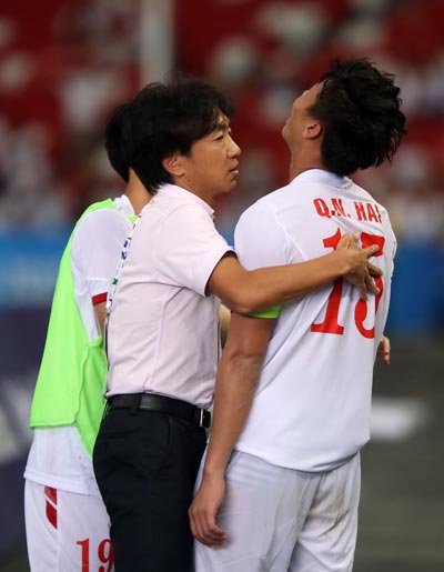 HLV Miura an ủi đội trưởng Quế Ngọc Hải sau trận thua U23 Myanmar
Ảnh: Quang Liêm