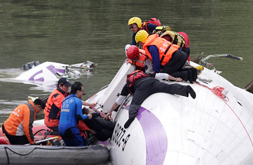 Lực lượng cứu hộ giải cứu các nạn nhân mắc kẹt Ảnh: Reuters